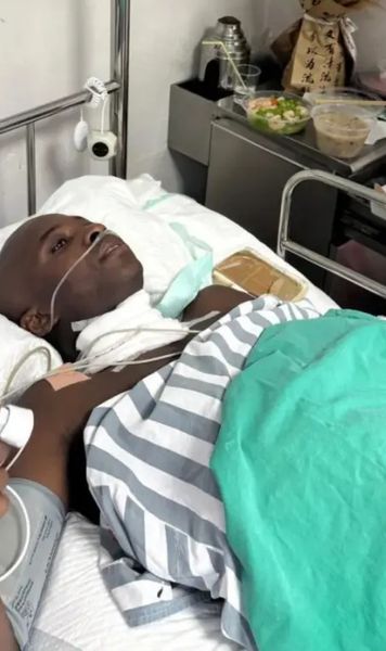 Asamoah a fost operat   Care este   starea  fostului fotbalist de la FCU Craiova, accidentat grav în China + Ce a primit chiar pe patul de spital