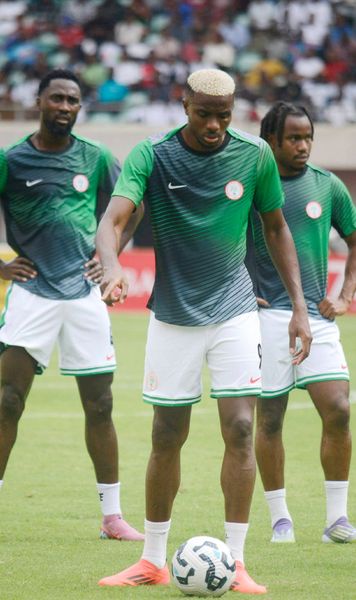 Panică la bord  Avionul naționalei Nigeriei, nevoit   să aterizeze de urgență  după ce parbrizul s-a spart!