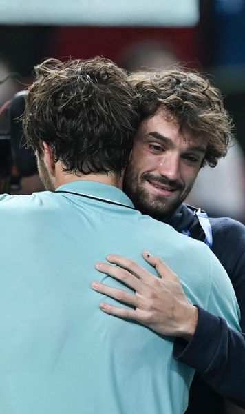 „Cred că avem nevoie de ajutor!”    S-a prăbușit pe teren  în timp ce vărul său ținea discursul de campion la Shanghai Masters