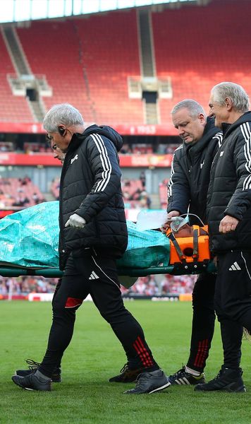 Momente de panică în Anglia     FOTO.    A avut nevoie de oxigen  după ce a primit o minge în cap. Meciul a fost întrerupt 10 minute » Diagnosticul medicilor