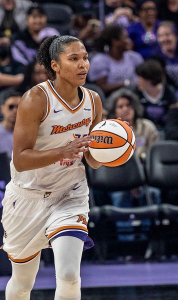  Rivalele care și-au spus „DA”!  Starurile WNBA Alyssa Thomas și DeWanna Bonner, care   sunt partenere de viață , sunt acum și coechipiere