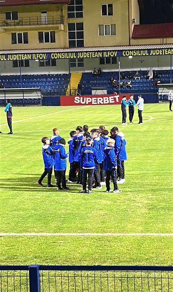 „TASE”-mania  FCSB, așteptată cu multă căldură la Clinceni: jucătorii campioanei   asaltați de juniorii lui Metaloglobus  pentru poze și autografe