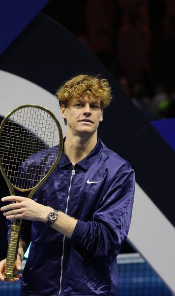 Cel mai mare premiu din istorie!  Jannik Sinner l-a învins categoric pe Alcaraz în finala Six Kings Slam și   a primit o rachetă din aur  » Suma fabuloasă obținută de italian