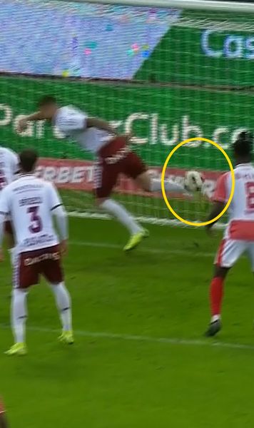 Scorpionul Koljic     VIDEO.  Atacantul lui Rapid a reușit o   intervenție fabuloasă , pe linia porții, în derby-ul cu Dinamo