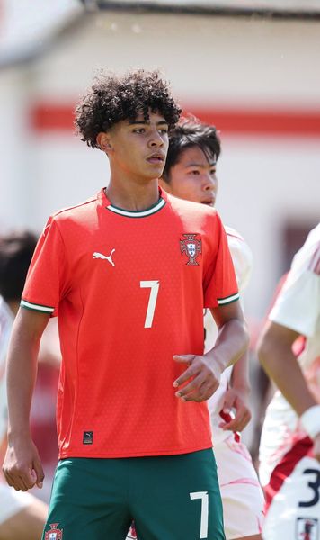 Îi calcă pe urme tatălui său   Fiul cel mare al lui   Cristiano Ronaldo  are același început de carieră ca starul portughez