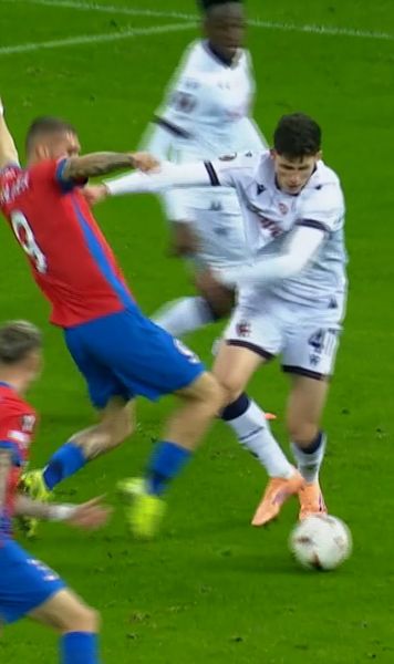 FCSB, proteste vehemente    FOTO.   Campioana a   cerut penalty,  după ce Bîrligea a fost împins în careu
