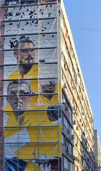 Mural cu „tricolori”    FOTO.  Trei dintre   liderii României,  pictați pe un bloc din Capitală