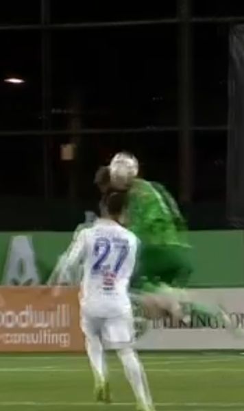 Ciocnire violentă    FOTO.  Portarul CFR-ului și vedeta Farului,   plini de sânge!   N-au putut încheia meciul