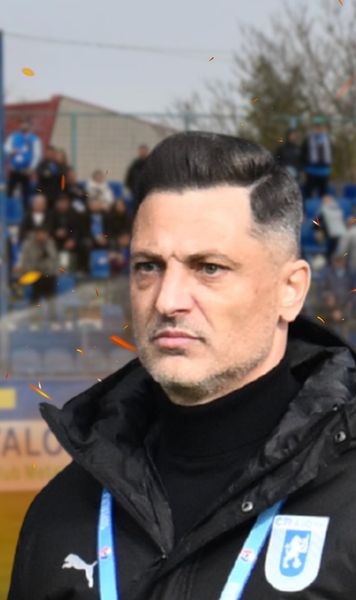 Scandal între olteni!    FOTO:     Tensiuni  între suporterii și jucătorii Craiovei, la Clinceni. Mirel Rădoi a intervenit