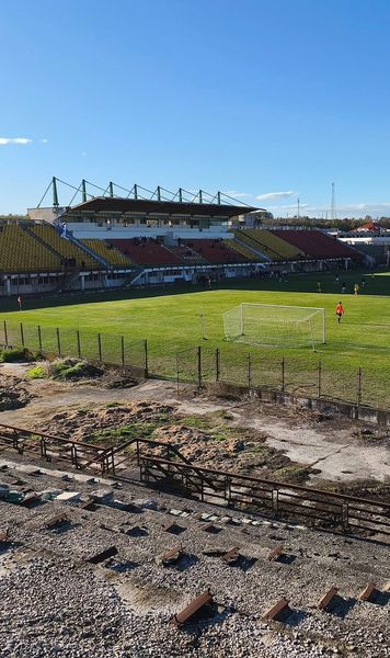 Fotbal printre ruine     FOTO  Polonezii ironizează arena construită de   Nicolae Ceaușescu : „Cel mai frumos stadion pe care l-am văzut vreodată”