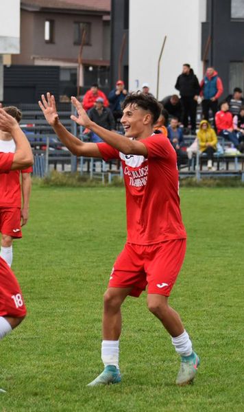 Gol de Liga Campionilor  Un jucător a reușit o execuție acrobatică într-un meci de   Liga 4