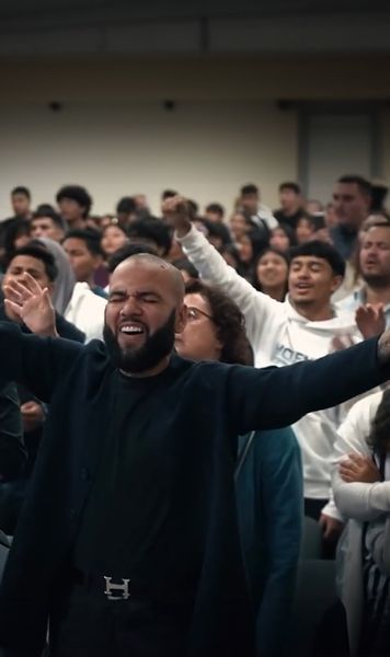 Unde predică Dani Alves  Brazilianul apare într-o biserică evanghelică fondată de un   american implicat în scandaluri sexuale