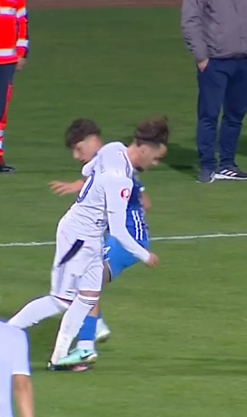Fază ciudată în Cupa României    FOTO.  Arbitrul dictase penalty, dar   VAR l-a anulat  și a dictat ofsaid, deși fotbalistul jucase mingea spre centrul terenului