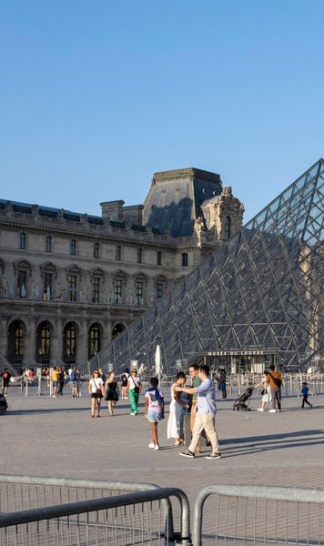 De la Luvru la meci   Suspecții jafului de la celebrul muzeu din Paris, arestați când   mergeau la o partidă din Ligue 1