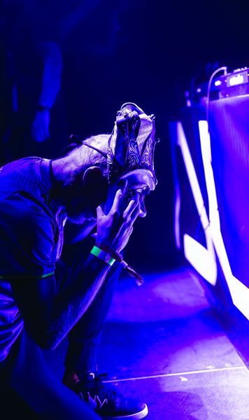 Îl recunoști?    FOTO.  Cine e mascatul care a îmbrăcat   tricoul României  și a ridicat în aer mii de clujeni