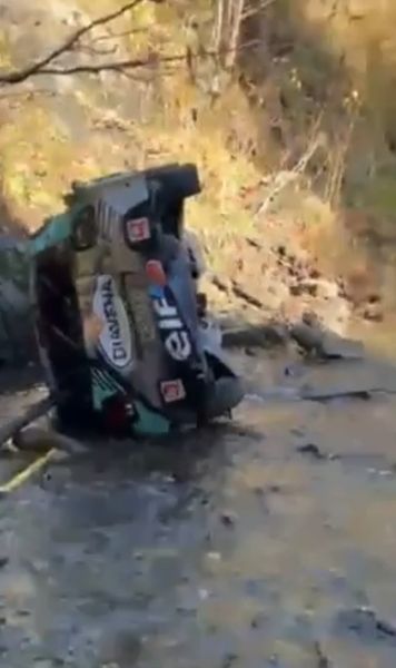 A căzut cu mașina în râu     FOTO  Accident grav pe   Transfăgărășan.  A izbit parapetul, apoi a ajuns în râul Argeș