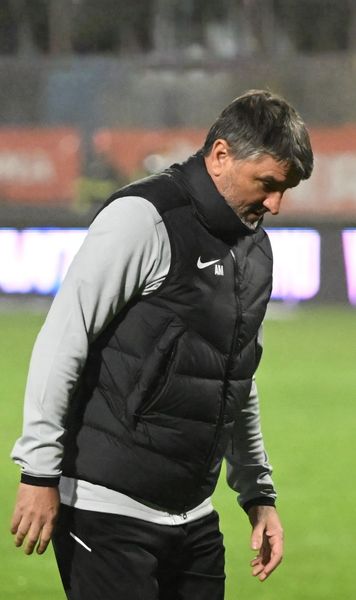 Terenul i-a jucat feste    FOTO.  Moment amuzant cu Mihalcea, care   a alunecat  când voia să preia o minge + Mesaj dur pentru contestatari, după meci