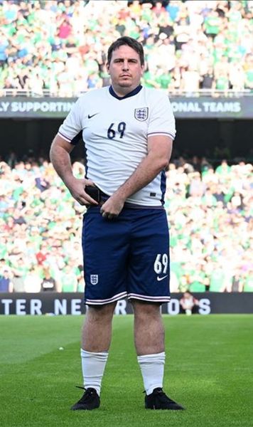 Arestat pentru o farsă  Un youtuber a intrat pe teren la un meci de rugby și   a fost ridicat de poliție  după ce a cântat imnul Australiei