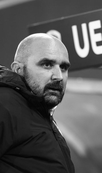 Tragedie în Serbia  Antrenorul celor de la Radnicki s-a prăbușit la marginea terenului în meciul cu Mladost și   a murit în drum spre spital  » Jucătorii, în lacrimi pe teren