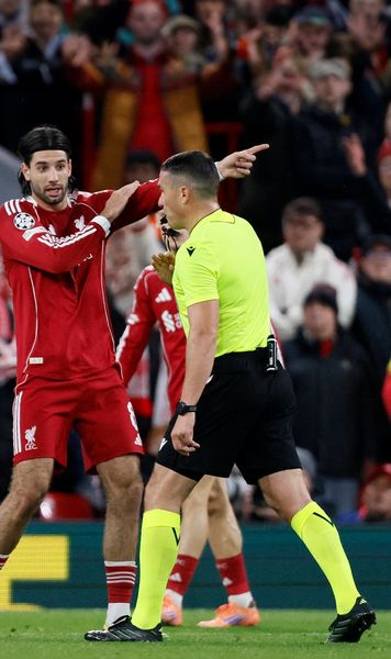 Controversă cu Istvan Kovacs    FOTO. 4 minute  a stat arbitrul să analizeze un posibil penalty la Liverpool - Real.   Ce a dictat în final