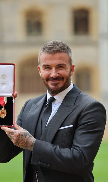 Sir David Beckham  Fostul internațional englez a primit   titlul de cavaler  din partea Regelui Charles al III-lea. Costumul purtat, creat de soția, Victoria, și inspirat de monarh