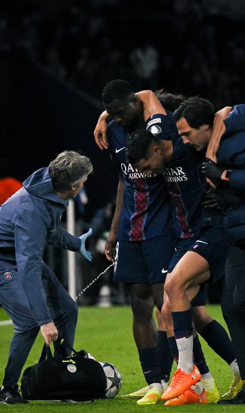 Hakimi, scos pe brațe     FOTO.   Accidentare gravă pentru fundașul lui PSG, la meciul pierdut cu     Bayern +   Probleme noi pentru Dembele
