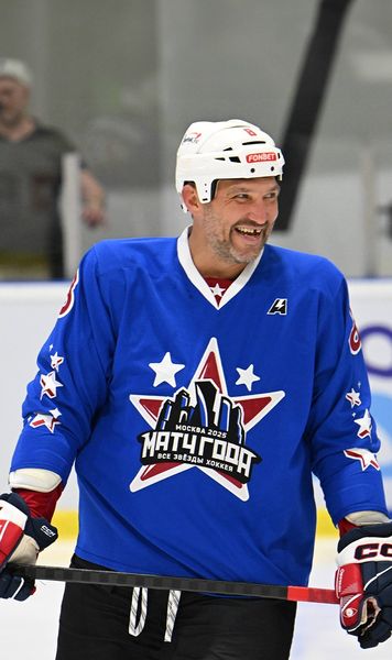 „The Great One” vs. „The Great 8”!    VIDEO.  Alex Ovechkin devine primul jucător   cu 900 de goluri  din istoria NHL! Wayne Gretzky e dator vândut