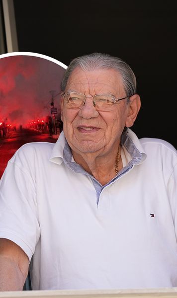 Omagiat de suporteri  Imagini impresionante de la înmormântarea lui   Emeric Ienei