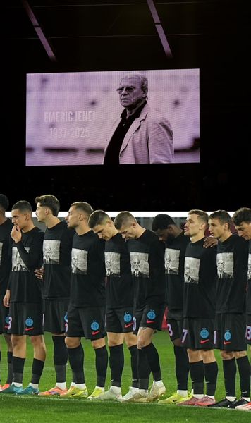 Clipe emoționante  Moment de reculegere pentru Ienei și Zamfir » Jucătorii campioanei,   omagiu special  pentru marele antrenor