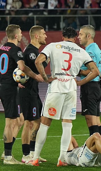 Bîrligea, eliminat și certat  Atacantul de la FCSB a primit   două „galbene”  în doar două minute + Tănase, reproșuri pentru atacant