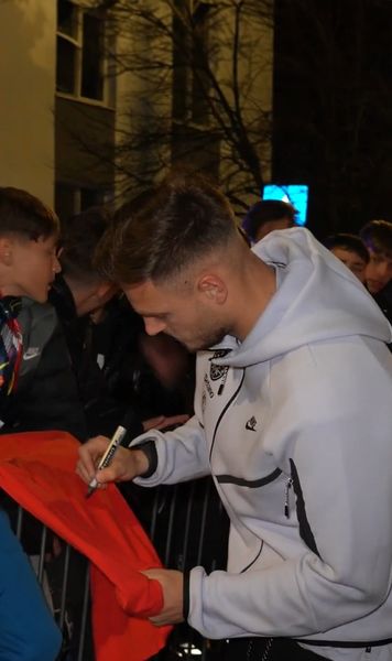 FCSB, asaltată de fani    FOTO+ VIDEO.    200 de fani au așteptat campioana, după meciul de la Sibiu.   Trei fotbaliști n-au refuzat pe nimeni