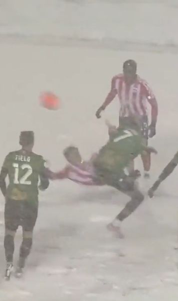 Titlu câștigat pe viscol    FOTO.    Portarul campioanei a deszăpezit terenul  + Cine a marcat un gol fabulos