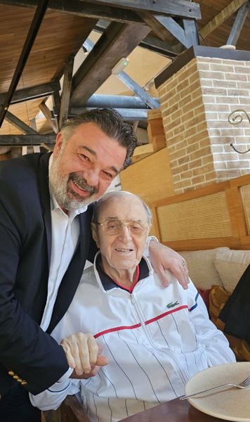 Apariție rară    FOTO.   Cum arată acum fostul președinte al Stelei, ajuns la   90 de ani