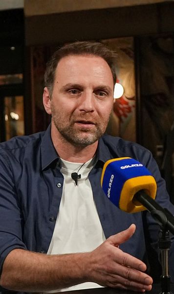 „Au dreptate cei cu UE, dar și cei cu Rusia”    INTERVIU   cu Novak Martinovic despre tensiunile uriașe din Serbia și meciul cu Bosnia:   „Sunt cu inima pentru România”