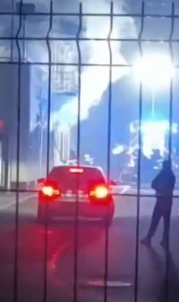 Incendiu la stadion      FOTO.   Trei autospeciale au fost nevoite    să intervină la arena din România  + reacție dură după incident: „Blestemele jucătorilor”