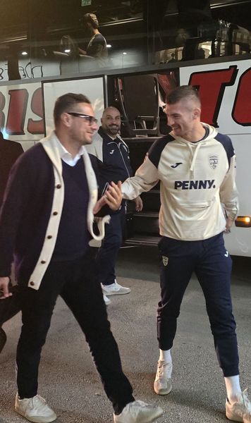 NU ATINGEȚI COVORUL ROȘU😄  Scene comice la sosirea naționalei la Zenica și   invitatul-surpriză  care nu lipsește din nicio deplasare