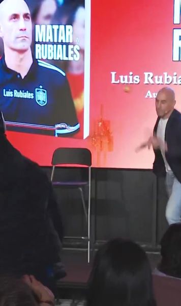 Luat la țintă cu ouă     FOTO:  Fostul președinte al Federației Spaniole a fost agresat de un   membru al familiei  » Ce s-a întâmplat