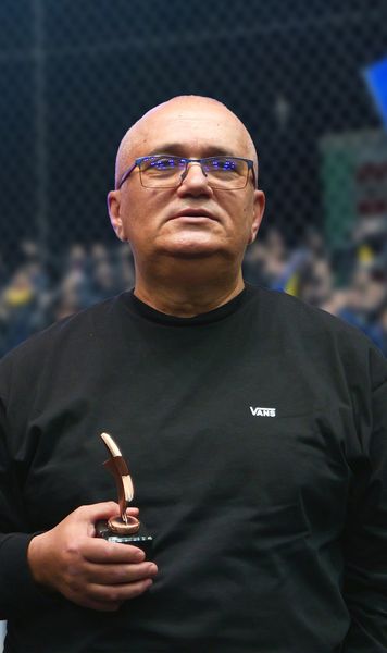 Momente șocante la Zenica  Comentatorul Emil Grădinescu, martor la   scene groaznice  la finalul meciului cu Bosnia: „Au dat în ei cu sălbăticie. Nu se uitau că sunt și copii”