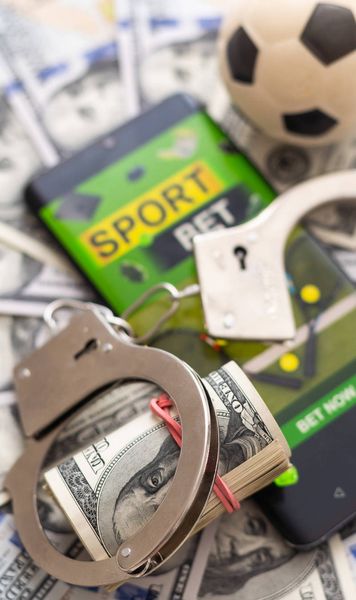 Sunt implicate marile case de pariuri?  Ipoteza că operatorii de pariuri ar sta  în spatele meciurilor aranjate,  analizată de doi jurnaliști de investigație 