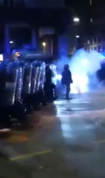 Scene de război în Italia    FOTO+VIDEO.    Lupte de stradă  înainte de meciul cu echipa din Israel » Poliția a folosit tunuri cu apă