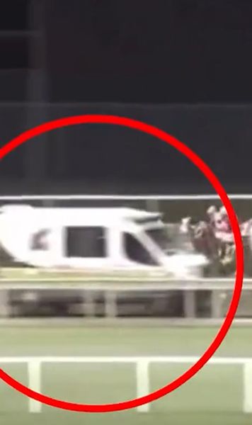 Putea fi un masacru    VIDEO.  Moment șocant la o cursă de cai: opt călăreți   au evitat în ultima secundă o ambulanță  care venea înspre ei pe circuit