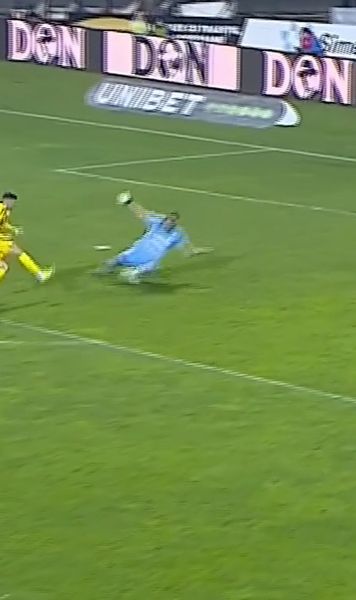 Ratarea care le-a „furat” victoria!    FOTO.  Atacantul lui Dinamo a rămas complet singur cu portarul,   dar s-a făcut de râs