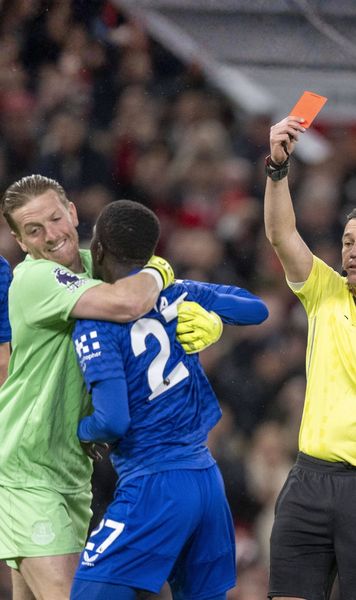 Moment șocant în Premier League    FOTO:  Eliminat după ce   și-a lovit un coleg  » Antrenorul surprinde: „Îmi place să-i văd bătându-se între ei”