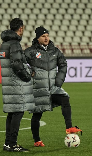 „VA FI O ATMOSFERĂ NEBUNĂ”   Ce a spus Thiam la conferința de presă + imagini de la antrenament cu Florin Cernat la   prima deplasare europeană cu FCSB