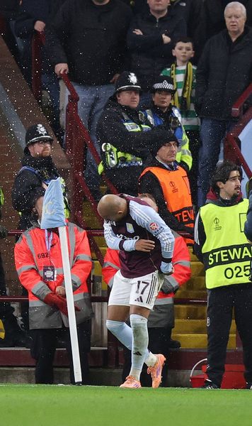 I-a provocat și a fost lovit în cap    FOTO:  Starul a sărbătorit în fața fanilor adverși, iar aceștia au ripostat:   „E nevoie de respect!”