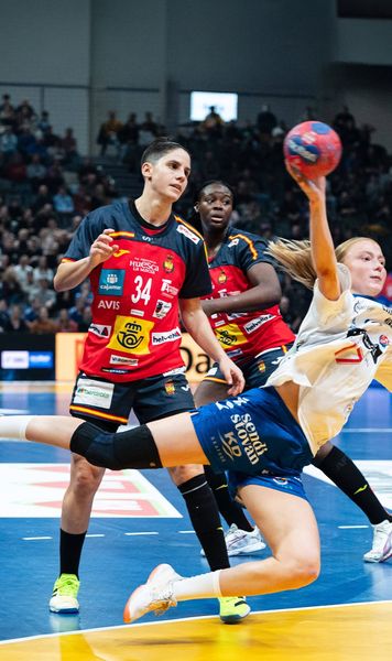 Șoc la Mondialul de handbal  Medaliata cu argint din 2019, cu ex-selecționerul României pe bancă,   învinsă de Insulele Feroe:  „Pierderi de concentrare”