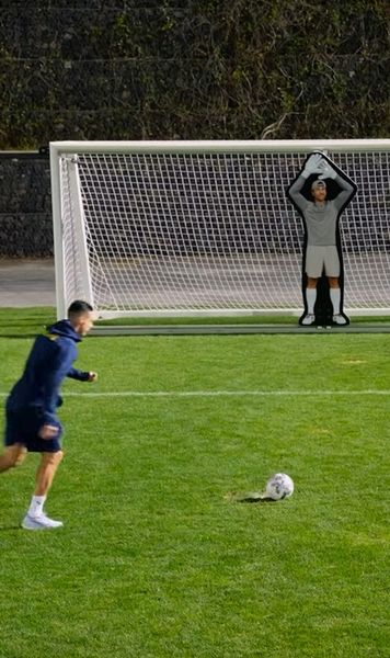 Robot „imbatabil”    VIDEO.  Provocarea unui inginer de la NASA pentru a-l opri pe Ronaldo a avut un final neașteptat:   i-a găsit defectul!