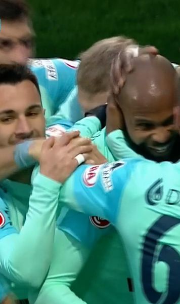 Ridiculizați de Abdallah    FOTO:   Atacantul de la UTA   a făcut șah-mat  apărarea lui Hermannstadt și a înscris un gol de generic