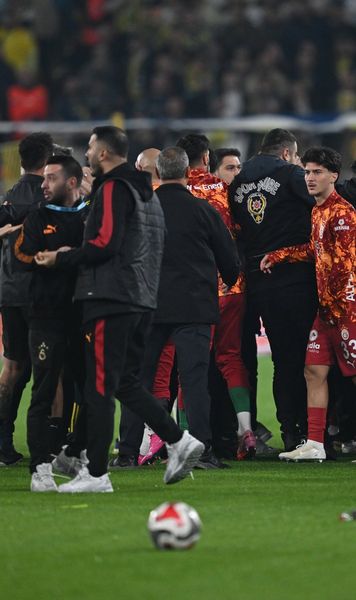 Fenerbahce - Galatasaray, scene violente    VIDEO    S-au încăierat  de la încălzire + jucătorii de la U19 s-au bătut și ei. Cine a fost cel mai huiduit jucător din derby