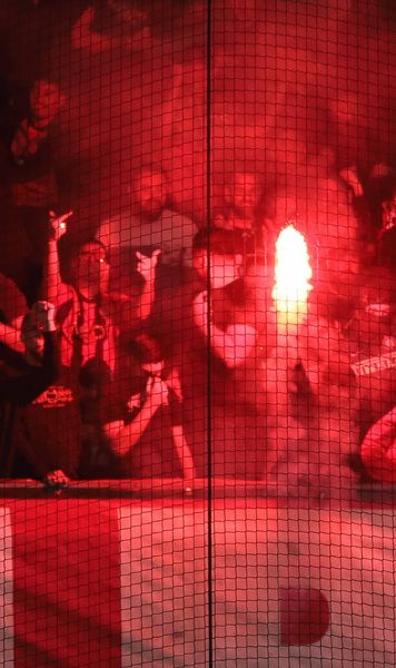 Insultați, scuipați, bătuți!  Revoltător:   ultrașii s-au răzbunat  pe propriii jucători